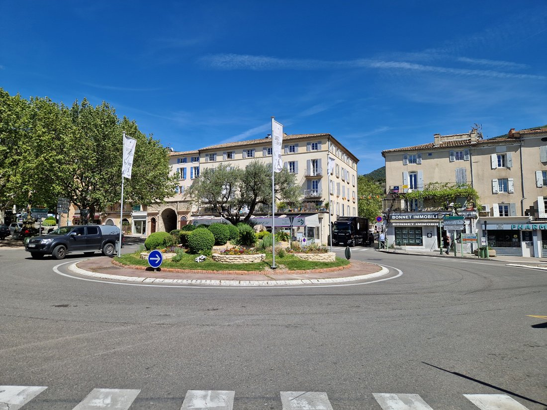 Le centre-ville de Nyons, place des Arcades