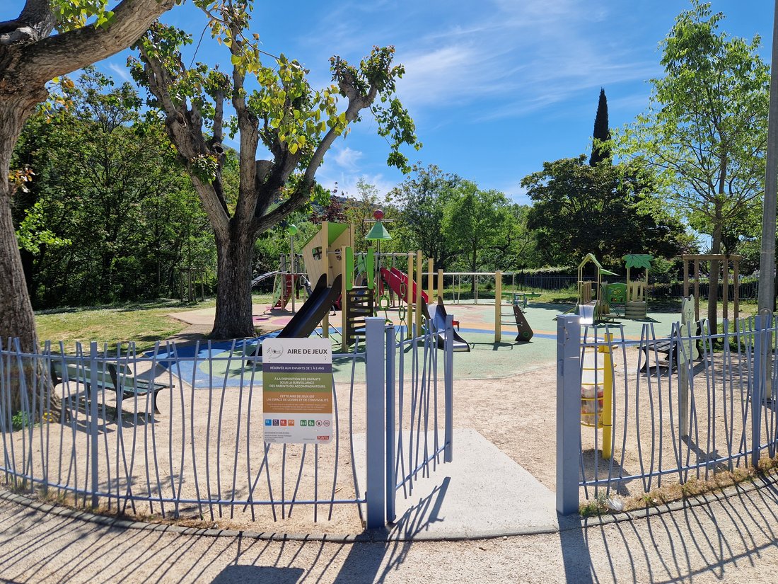 Parc pour enfants au bord de la digue à Nyons