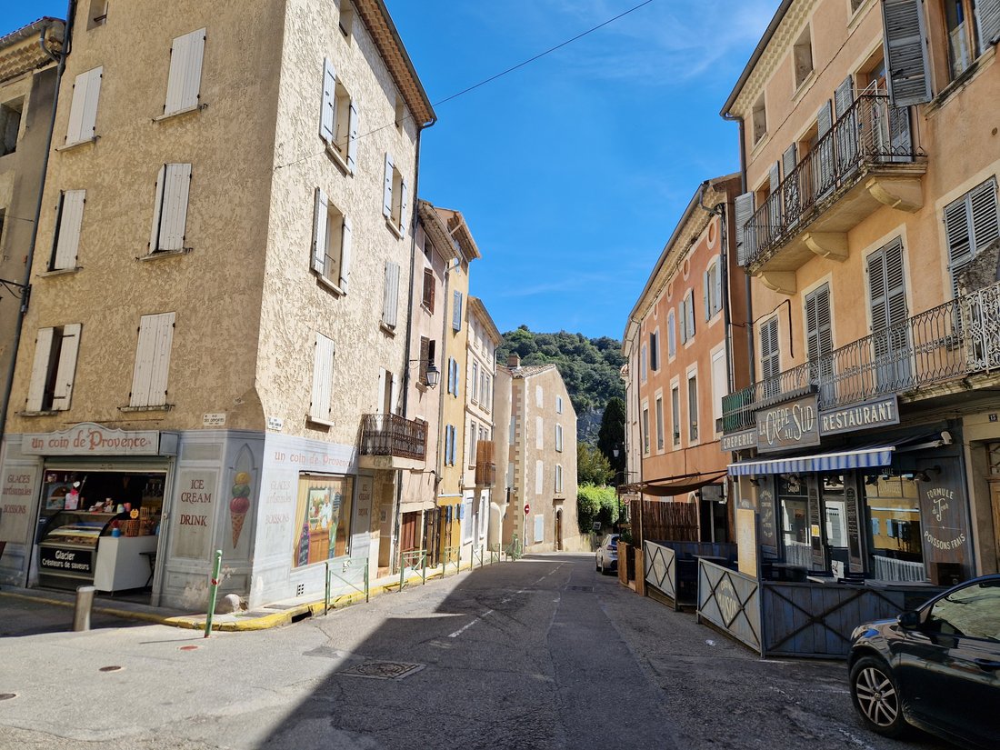 Le centre du Vieux Nyons, ruelles médiévales et maisons en pierre